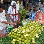A vendor making lemonade for customers at Qissa Khawani Bazaar