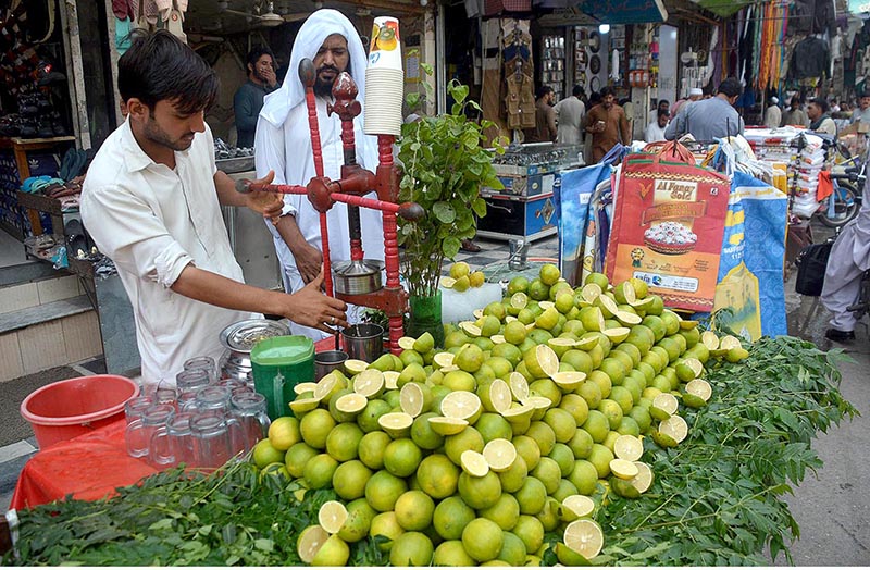 A vendor making lemonade for customers at Qissa Khawani Bazaar