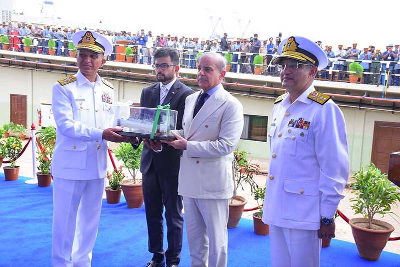 Chief of Naval Staff Admiral Muhammad Amjad Khan Niazi presenting a model of a ship to Prime Minister Muhammad Shehbaz Sharif during the launching ceremony of PNS Tariq