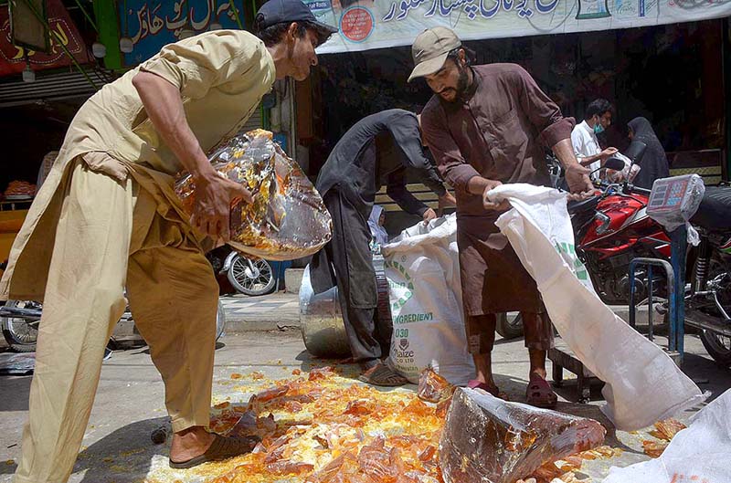 Laborers filling sacks of Gum Rosin at Qissa Khawani Bazar