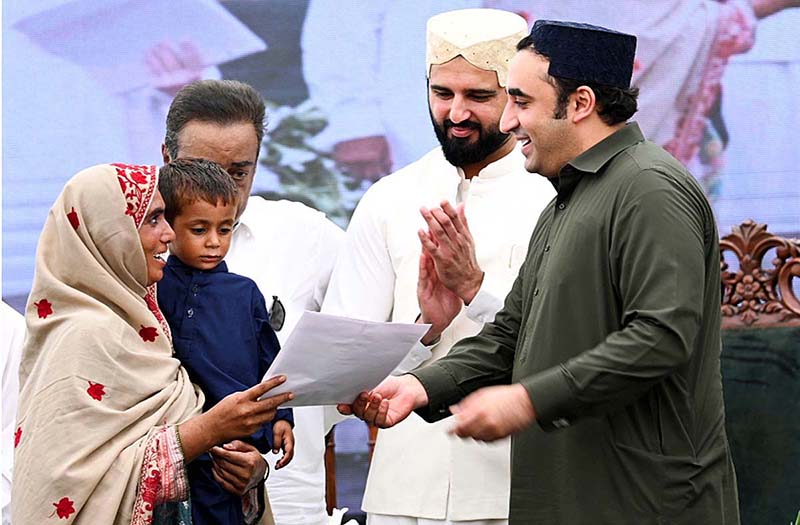 Chairman Pakistan People's Party and Foreign Minister Bilawal Bhutto Zardari distributing land ownership rights papers to flood affectees