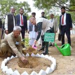 President Dr. Arif Alvi planting a Mango sapling at Mizar-e-Quaid