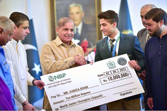 Prime Minister Muhammad Shehbaz Sharif presenting cash prize of Rs. 10 million to Hamza Khan who recently won the World Junior Squash Championship