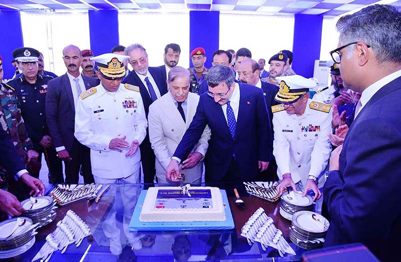 Prime Minister Muhammad Shehbaz Sharif and Vice President of Türkiye Mr. Cevdet Yilmaz cutting a cake to celebrate the launching of Pakistan's 4th MILGEM Corvette "PNS Tariq" in Karachi Shipyard & Engineering Works