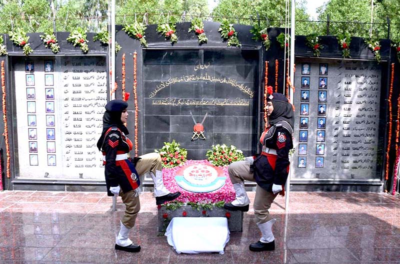 Railways Police squad presenting honorary salute to the martyrs of Railways Police on Police Martyrs Day