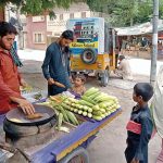 Vendor preparing popcorns during rainy season
