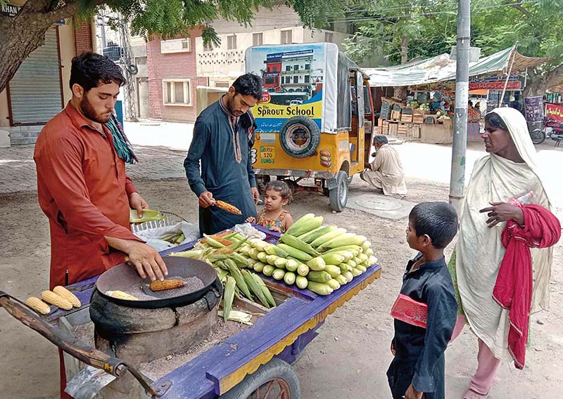 Vendor preparing popcorns during rainy season
