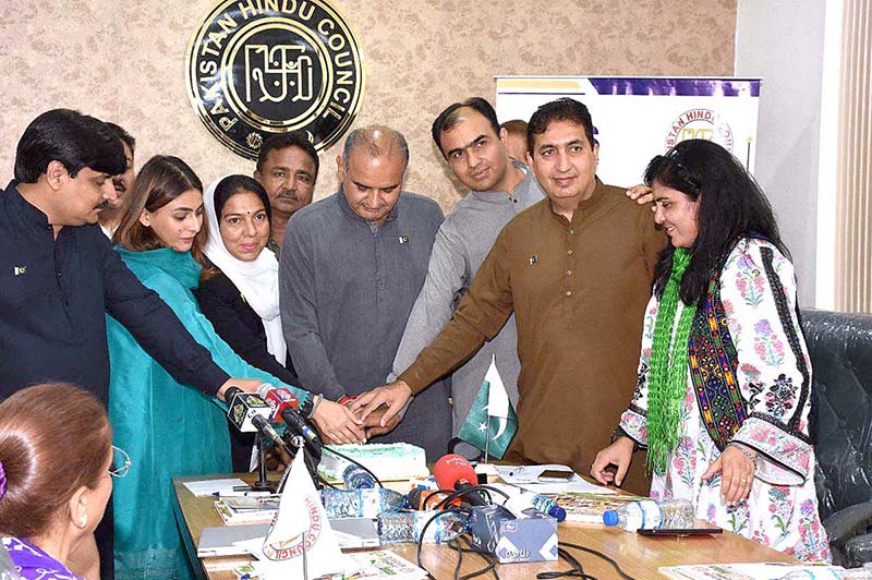 Dr. Ramesh Kumar Vankwani, Chairman PM's Taskforce on Gandhara Tourism and Patron-in-Chief Pakistan Hindu Council, cutting the Cake Independence day celebration after witnessing MOU signing ceremony between the Pakistan Hindu Council & the Legal Aid Society(LAS).