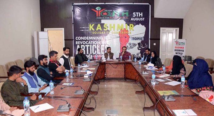 Engr. Waqar Mengal presiding during a seminar regarding Youm-e-Istehsal at Quetta Press Club organized by Youth Forum Kashmir