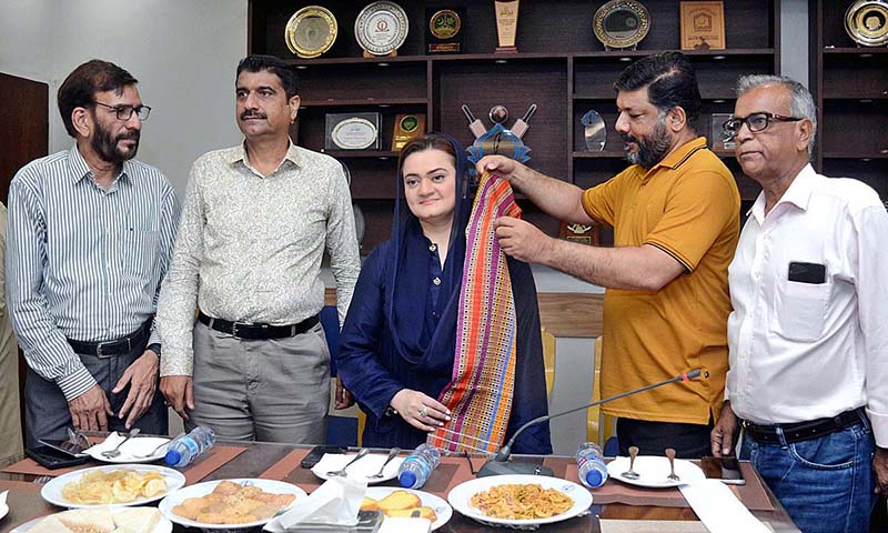 President Karachi Press Club Saeed Sarbazi and Secretary Sohaib Ahmed present traditional Ajrak to Federal Minister for Information and Broadcasting Marriyum Aurangzeb during her visit to Karachi Press Club