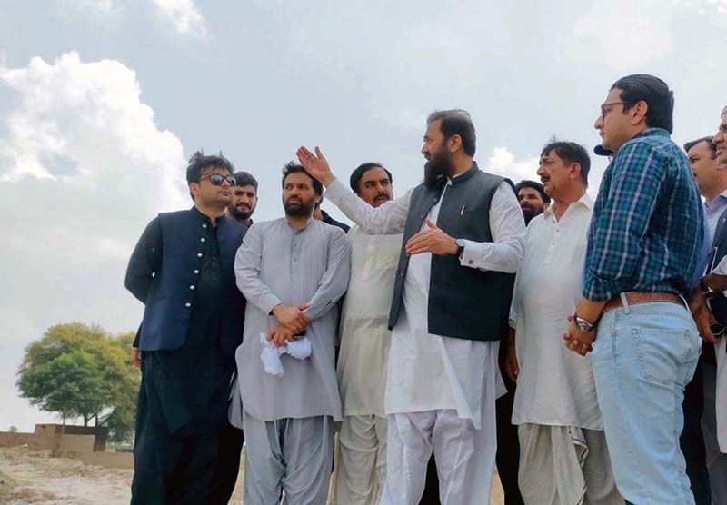 Governor of Punjab Muhammad Balighur Rehman, is inspecting the water situation and raw area at Sutlej River