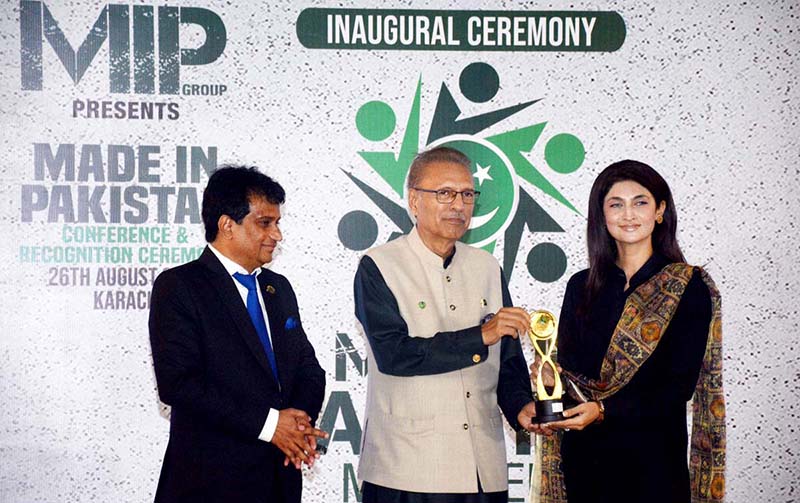 President Dr. Arif Alvi gives award to the participants at the inaugural ceremony of made in Pakistan conference