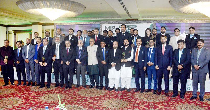 President Dr. Arif Alvi in a group photograph with other participants during the inaugural ceremony of Made in Pakistan Conference