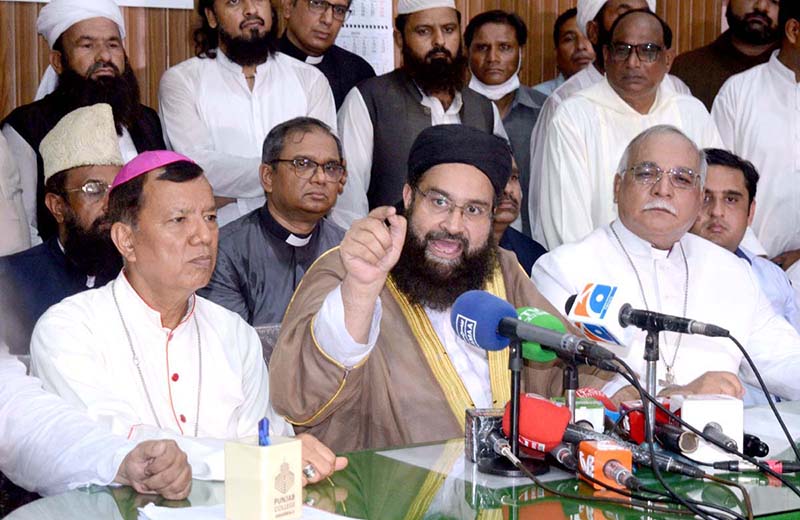 Chairman Pakistan Ulema Council & President International Faith Harmony Council Hafiz Tahir Mehmood Ashrafi is addressing a press conference during his visit to Christian Colony Jaranwala