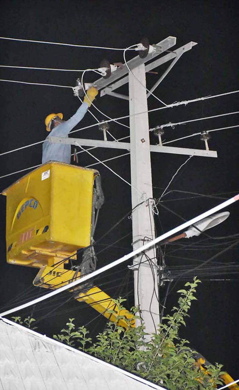 Sialkot GAPCO personnel are repairing the transmission line at Kachhari Chowk after finding fault