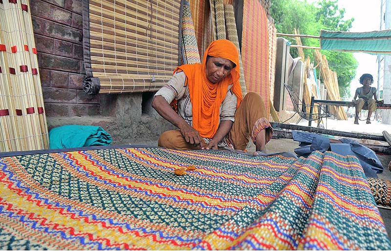 A lady preparing Curtin (Chik) at his roadside setup to earn for livelihood