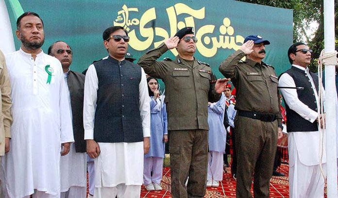 Commissioner Bahawalpur, Dr. Ehtisham Anwar, along with other officials, participates in the ceremony on the occasion of 77th Independence Day celebration