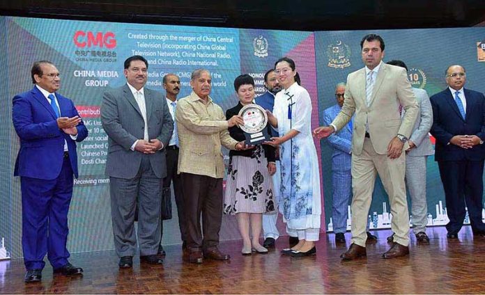 Prime Minister Muhammad Shehbaz Sharif presenting awards to heads/representatives of Chinese companies operating in Pakistan under the CPEC Prime Minister Muhammad Shehbaz Sharif presenting awards to heads/representatives of Chinese companies operating in Pakistan under the CPEC