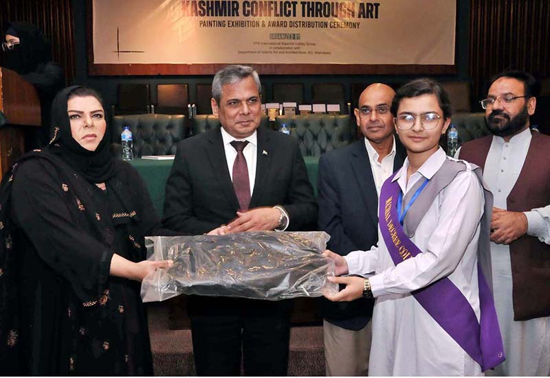 Senator Sehar Kamran cutting ribbon to inaugurate painting exhibition titled “Kashmir conflict through Art" organized by Department of Islamic Art and Architecture, International Islamic University Islamabad and Youth Forum for Kashmir in connection with Kashmir Siege Day to commemorate and show solidarity with our Kashmiri brother and sisters
