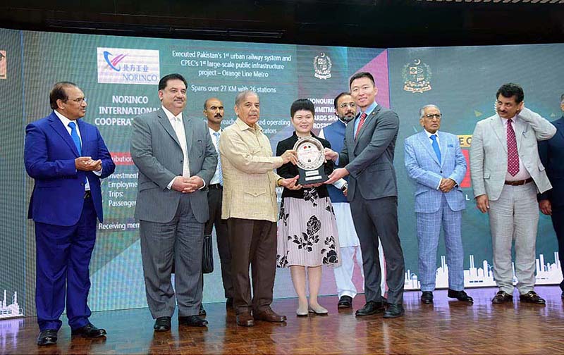 Prime Minister Muhammad Shehbaz Sharif presenting awards to heads/representatives of Chinese companies operating in Pakistan under the CPEC