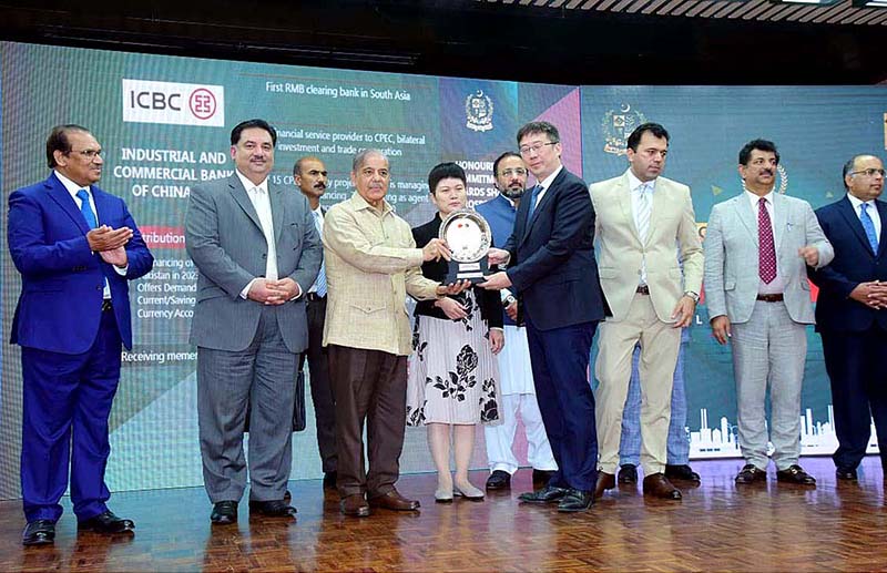 Prime Minister Muhammad Shehbaz Sharif presenting awards to heads/representatives of Chinese companies operating in Pakistan under the CPEC