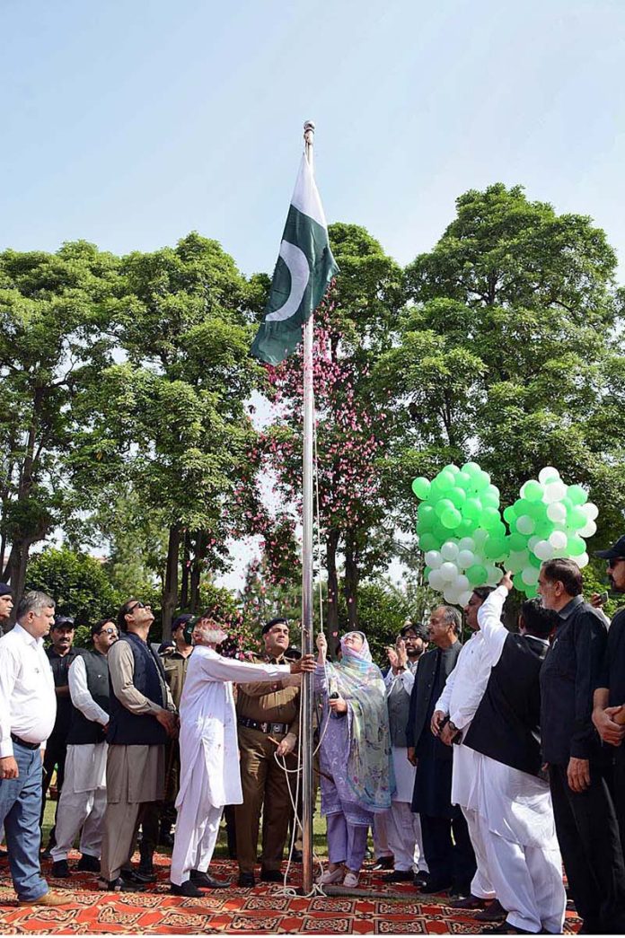 Divisional Commissioner Silwat Saeed along with RPO Dr. Muhammad Abid Khan and DC Ali Annan Qamar hoisting Flag of Pakistan on the occasion of 77th Independence Day celebration at Commissioner Complex
