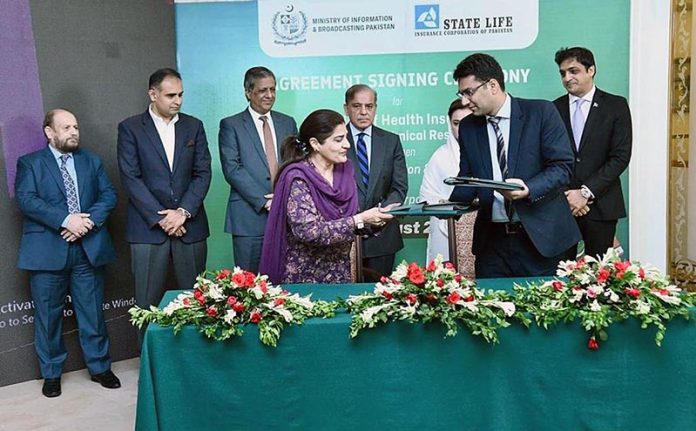 Director General, Directorate of Electronic Media Publications Ms. Samina Farzin and Divisional Head of State Life Insurance Corporation Mr. Muhammad Ashar signing MoU for provision of health insurance to artists and technicians associated with Pakistan's film industry. Prime Minister Shehbaz Sharif and Information Minister Ms Marriyum Aurangzeb witnessing the ceremony Director General, Directorate of Electronic Media Publications Ms. Samina Farzin and Divisional Head of State Life Insurance Corporation Mr. Muhammad Ashar signing MoU for provision of health insurance to artists and technicians associated with Pakistan's film industry. Prime Minister Shehbaz Sharif and Information Minister Ms Marriyum Aurangzeb witnessing the ceremony