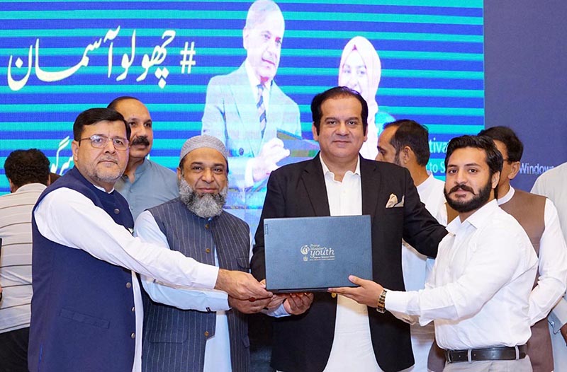 State Minister for Interior Division Abdul Rehman Khan Kanju and Vice Chancellor University of Sargodha Prof. Dr. Qaisar Abbas distributing Laptop among meritorious students under the Prime Minister National Laptop Scheme Phase III at the University of Sargodha