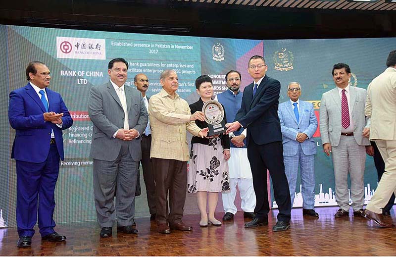 Prime Minister Muhammad Shehbaz Sharif presenting awards to heads/representatives of Chinese companies operating in Pakistan under the CPEC