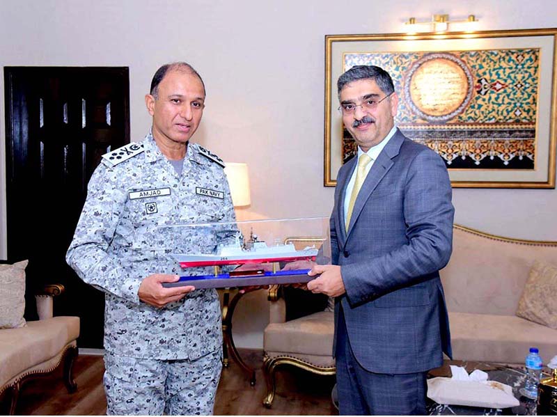 Chief of Naval Staff Admiral Muhammad Amjad Khan Niazi presenting a model of Tugril Class frigate "PNS Shah Jehan" to Caretaker Prime Minister Anwaar-ul-Haq Kakar