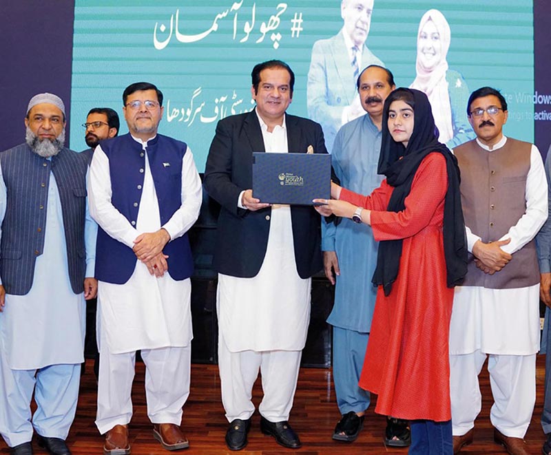 State Minister for Interior Division Abdul Rehman Khan Kanju and Vice Chancellor University of Sargodha Prof. Dr. Qaisar Abbas distributing Laptop among meritorious students under the Prime Minister National Laptop Scheme Phase III at the University of Sargodha