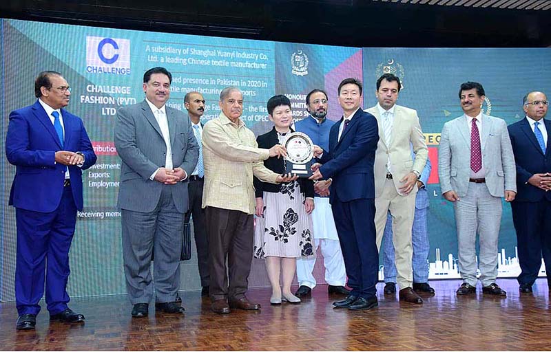 Prime Minister Muhammad Shehbaz Sharif presenting awards to heads/representatives of Chinese companies operating in Pakistan under the CPEC
