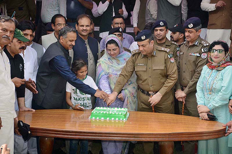 Divisional Commissioner Silwat Saeed along with RPO Dr. Muhammad Abid Khan and DC Ali Annan Qamar hoisting Flag of Pakistan on the occasion of 77th Independence Day celebration at Commissioner Complex