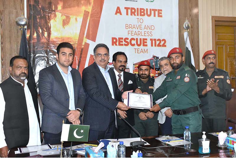 Chamber of Commerce and Industry President Abdul Ghafoor Malik are distributing Certificates among the Rescue 1122 staffers On their best services