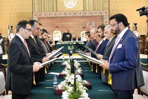 President Dr. Arif Alvi administering the oath of office to members of the caretaker Federal Cabinet, at Aiwan-e-Sadr