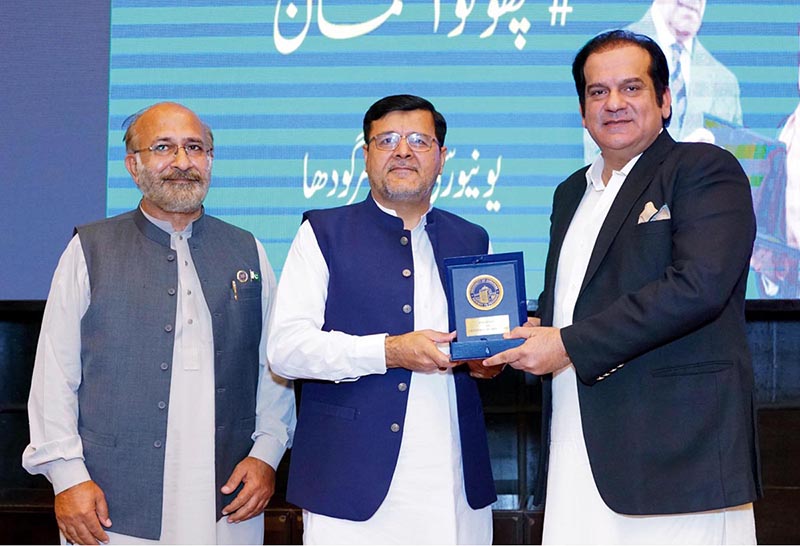 State Minister for Interior Division Abdul Rehman Khan Kanju and Vice Chancellor University of Sargodha Prof. Dr. Qaisar Abbas distributing Laptop among meritorious students under the Prime Minister National Laptop Scheme Phase III at the University of Sargodha