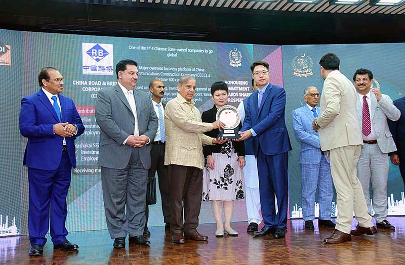 Prime Minister Muhammad Shehbaz Sharif presenting awards to heads/representatives of Chinese companies operating in Pakistan under the CPEC