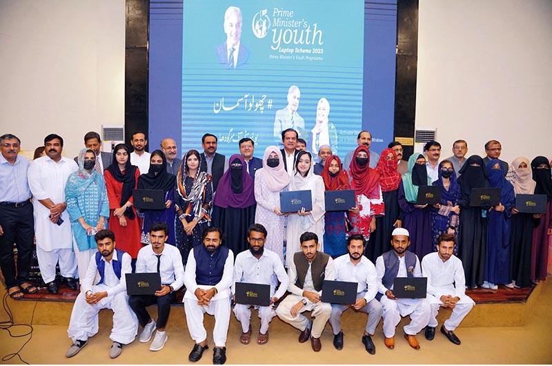 State Minister for Interior Division Abdul Rehman Khan Kanju and Vice Chancellor University of Sargodha Prof. Dr. Qaisar Abbas distributing Laptop among meritorious students under the Prime Minister National Laptop Scheme Phase III at the University of Sargodha