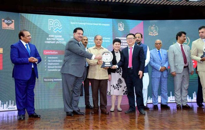 Prime Minister Muhammad Shehbaz Sharif presenting awards to heads/representatives of Chinese companies operating in Pakistan under the CPEC Prime Minister Muhammad Shehbaz Sharif presenting awards to heads/representatives of Chinese companies operating in Pakistan under the CPEC