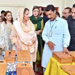 First Lady Begum Samina Alvi viewing the handiwork of artisans during her visit to TEVTA Vocational Training Institute
