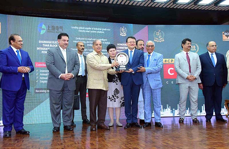 Prime Minister Muhammad Shehbaz Sharif presenting awards to heads/representatives of Chinese companies operating in Pakistan under the CPEC