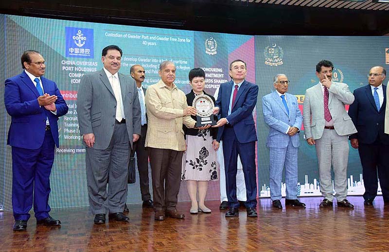 Prime Minister Muhammad Shehbaz Sharif presenting awards to heads/representatives of Chinese companies operating in Pakistan under the CPEC