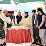 President Dr. Arif Alvi cutting cake with members of the minority communities in celebration of Minorities' Day, at Aiwan-e-Sadr