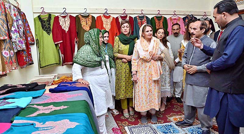 First Lady Begum Samina Alvi viewing the handiwork of artisans during her visit to TEVTA Vocational Training Institute