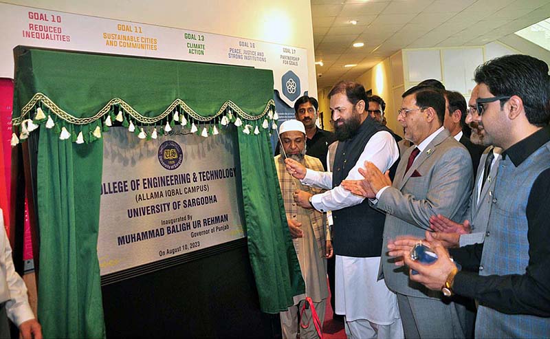Governor Punjab Muhammad Balighur Rehman and Vice Chancellor University of Sargodha Dr. Qaiser Abbas unveiling plaque of College of Engineering and Technology Allama Iqbal Campus University of Sargodha