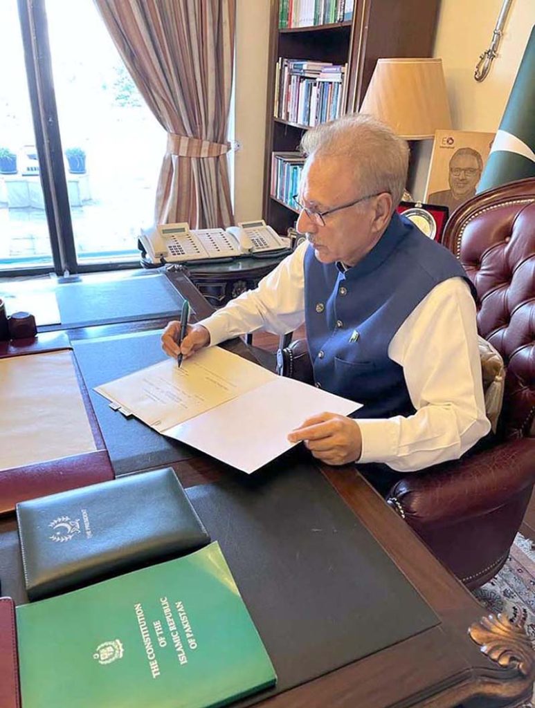 President Dr. Arif Alvi signing the summary to approve the appointment of Mr. Anwar-ul-Haq as the caretaker Prime Minister under Article 224(1A) of the Constitution, at Aiwan-e-Sadr