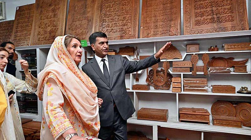 First Lady Begum Samina Alvi viewing the handiwork of artisans during her visit to TEVTA Vocational Training Institute
