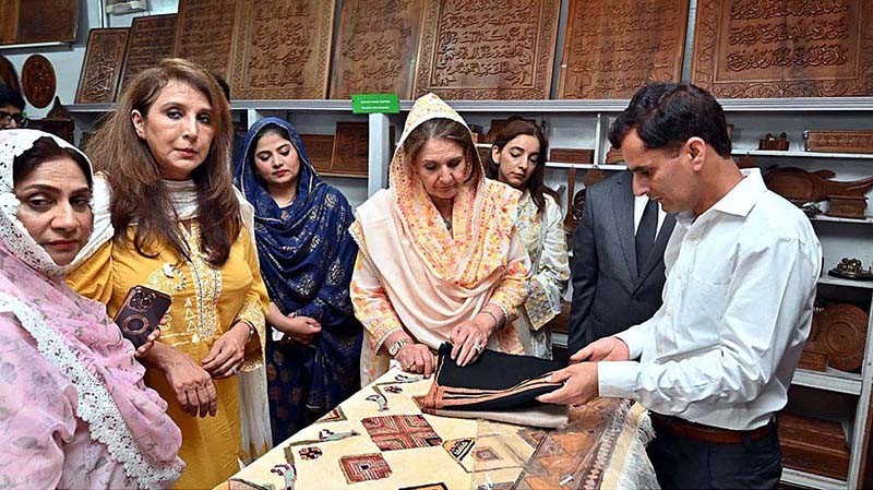 First Lady Begum Samina Alvi viewing the handiwork of artisans during her visit to TEVTA Vocational Training Institute