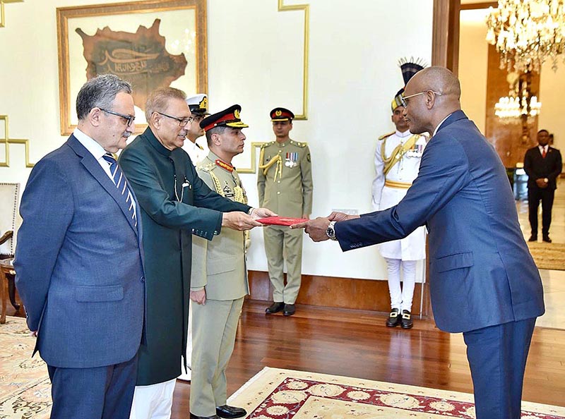The High Commissioner-designate of Malawi to Pakistan, Mr Younos Abdul Karim, presenting his diplomatic credentials to President Dr. Arif Alvi at Aiwan-e-Sadr