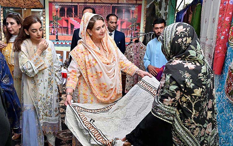 First Lady Begum Samina Alvi viewing the handiwork of artisans during her visit to TEVTA Vocational Training Institute